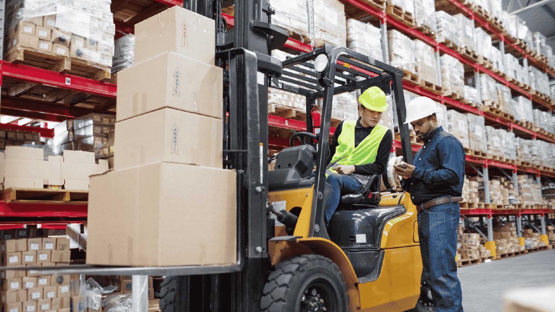 Chariot élévateur électrique dans un entrepôt écoresponsable