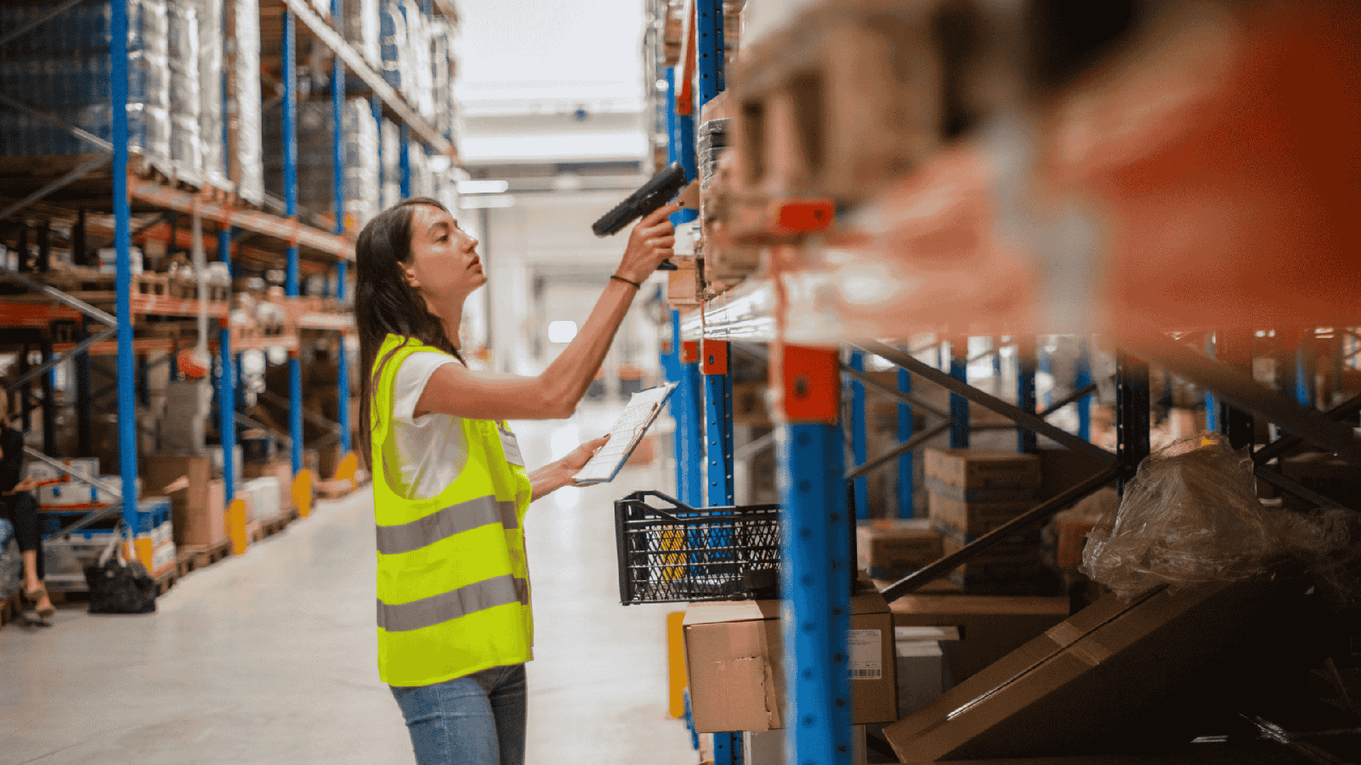 Préparateur de commandes effectuant un picking dans un entrepôt logistique